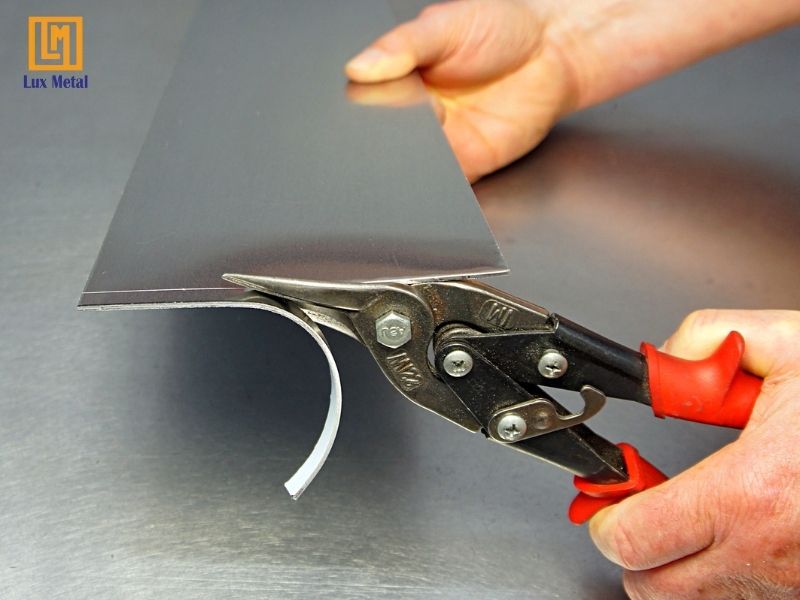 Dịch vụ cắt tấm inox theo yêu cầu | Gia công inox CNC & cắt laser Cắt inox tấm mỏng bằng kéo cắt kim loại