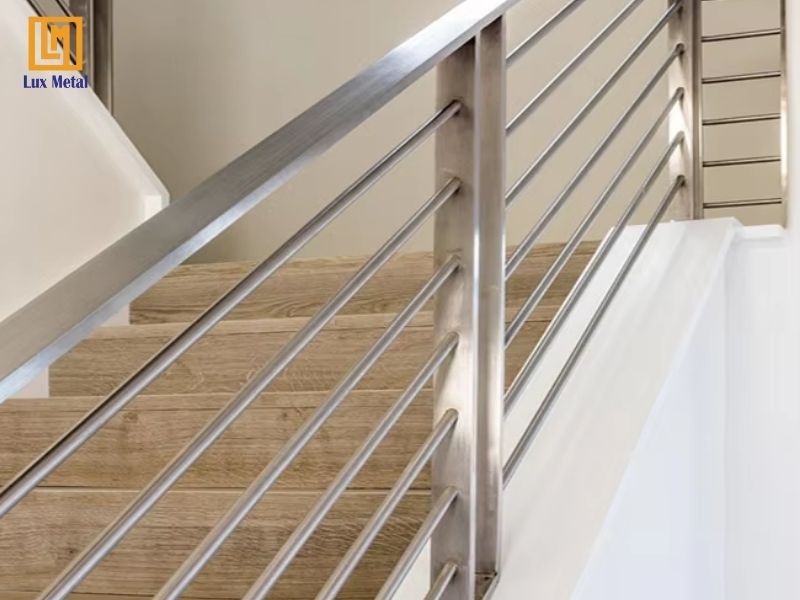 Dịch vụ gia công bào chấn, đột dập inox theo yêu cầu tại TPHCM Lan can cầu thang inox với thiết kế hiện đại và an toàn