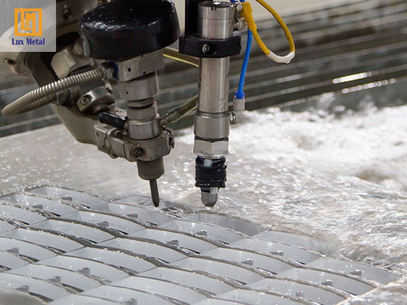 Dịch vụ cắt tấm inox theo yêu cầu | Gia công inox CNC & cắt laser Công nghệ cắt inox bằng tia nước (waterjet) không gây biến dạng nhiệt