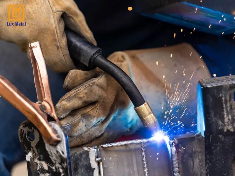 Dịch vụ gia công hàn inox 304, 201 theo yêu cầu tại TPHCM Kỹ thuật hàn MIG inox trong môi trường công nghiệp với khí bảo vệ