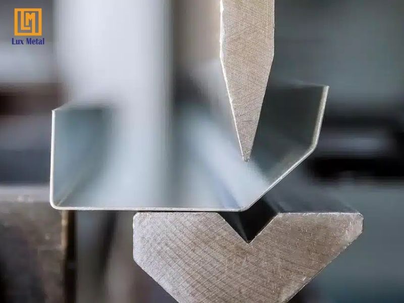 Dịch vụ gia công bào chấn, đột dập inox theo yêu cầu tại TPHCM Quy trình 6 bước gia công chấn dập inox chuyên nghiệp tại xưởng Lux Metal