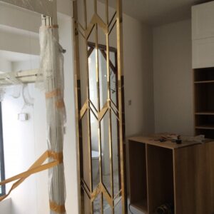 Vách ngăn cầu thang bằng inox mạ vàng