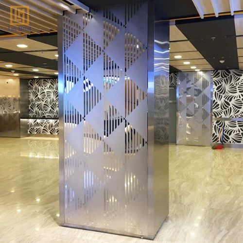 Tấm inox trắng gương ốp tường, cột tạo điểm nhấn sang trọng cho không gian