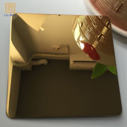 Tấm Inox Vàng Gương Tấm inox vàng gương với độ sáng bóng và khả năng phản chiếu cao