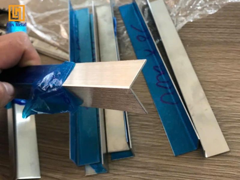 Chỉ nên lột lớp băng dính bảo vệ sau khi thi công