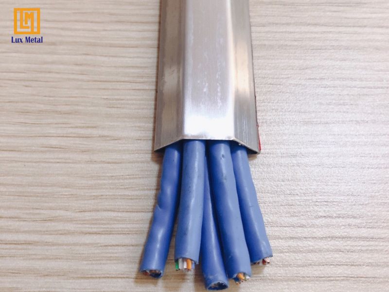 Nẹp bán nguyệt Inox bảo vệ dây điện và cáp mạng