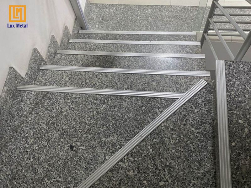 Nẹp Inox chống trơn trượt cho bậc cầu thang