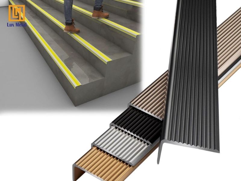 Nẹp Inox chống trượt được lắp đặt trên bậc cầu thang