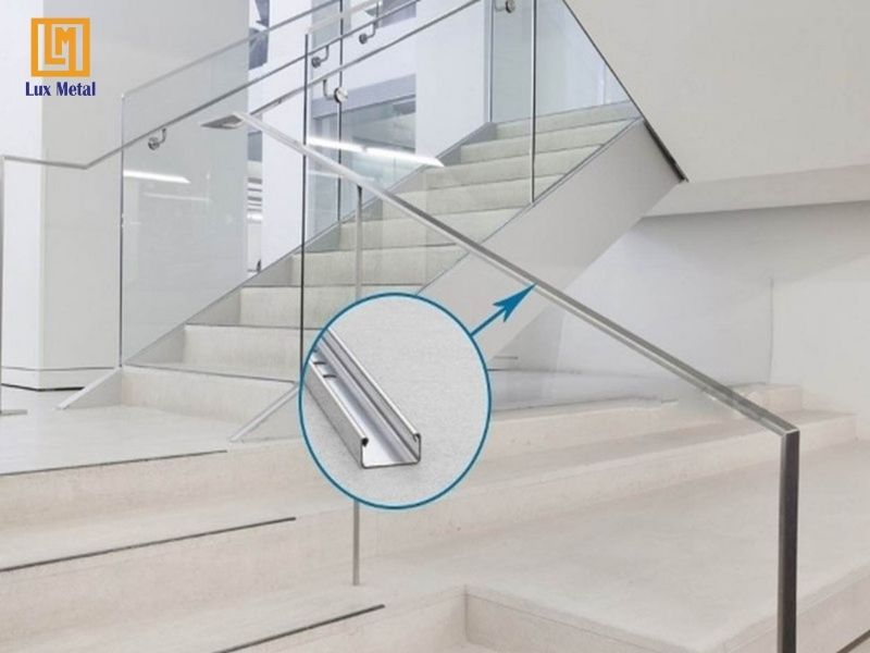 Nẹp inox chữ U bảo vệ viền kính khỏi va đập