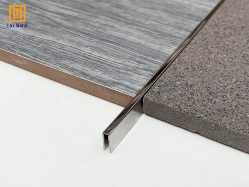 Nẹp inox chữ U tạo đường nối liền mạch giữa các vật liệu khác nhau như đá và gỗ