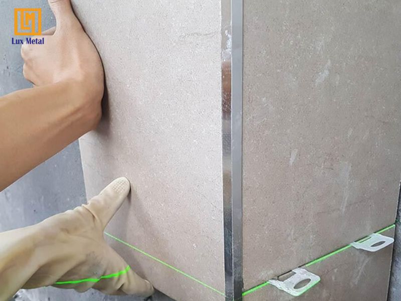 Thi công lắp đặt nẹp inox chữ V góc tường