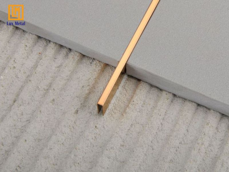 Quy trình thi công lắp đặt nẹp U inox cùng lúc với vật liệu ốp lát