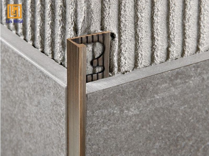 Nẹp inox bo góc vuông bảo vệ cạnh gạch và tạo điểm nhấn thẩm mỹ cho góc tường