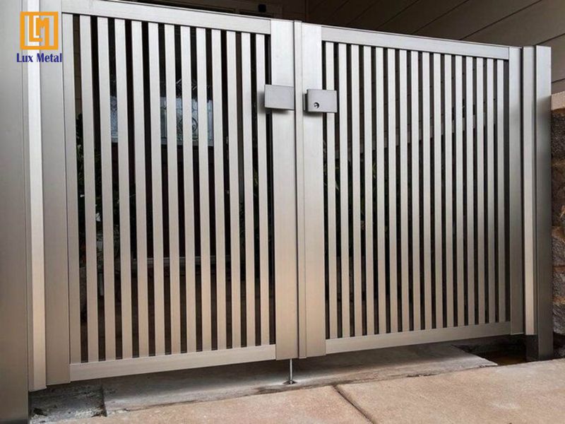 Cửa cổng được làm từ inox xước bền bỉ, chống gỉ sét