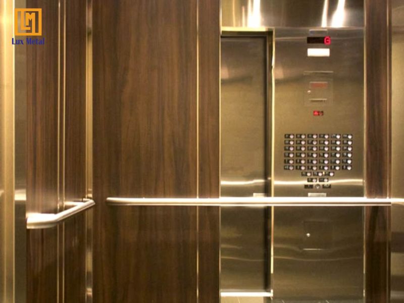 Cabin thang máy ốp inox gương bóng sang trọng và hiện đại
