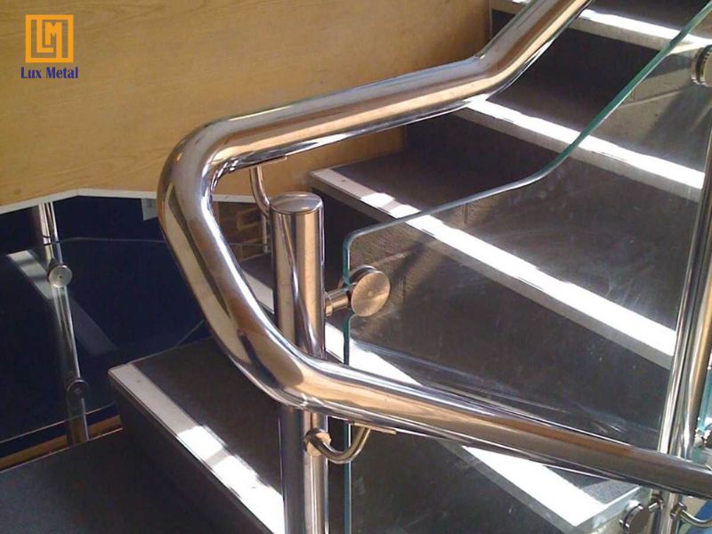 Tay vịn cầu thang làm từ inox gương bóng sang trọng