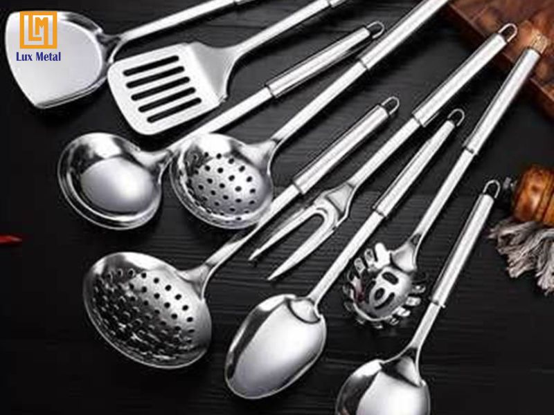 Thiết bị và đồ dùng bếp làm từ inox gương bóng an toàn và dễ vệ sinh