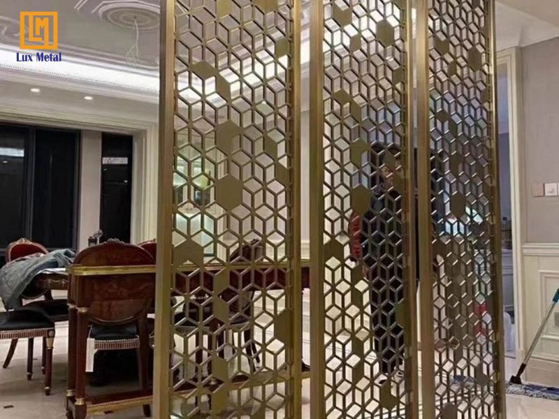 Vách ngăn bằng inox gương bóng tạo không gian hiện đại và rộng rãi