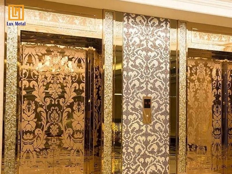 Tấm inox hoa văn màu vàng ốp cabin thang máy cao cấp