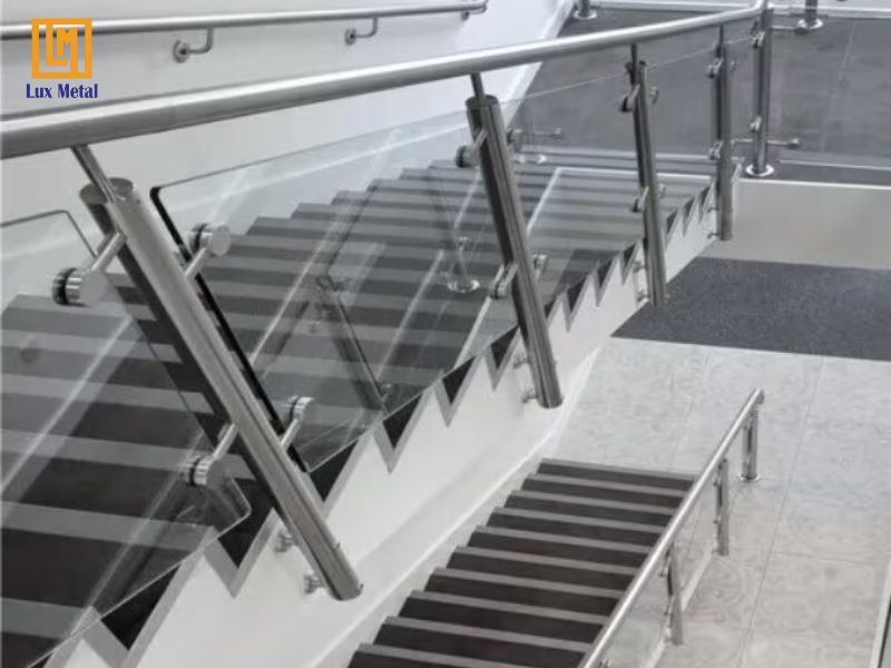 Inox được sử dụng làm lan can cầu thang