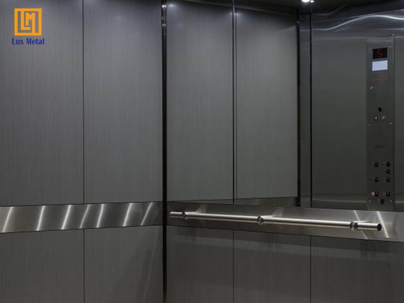 Tấm inox xước trong thiết kế cabin thang máy sang trọng