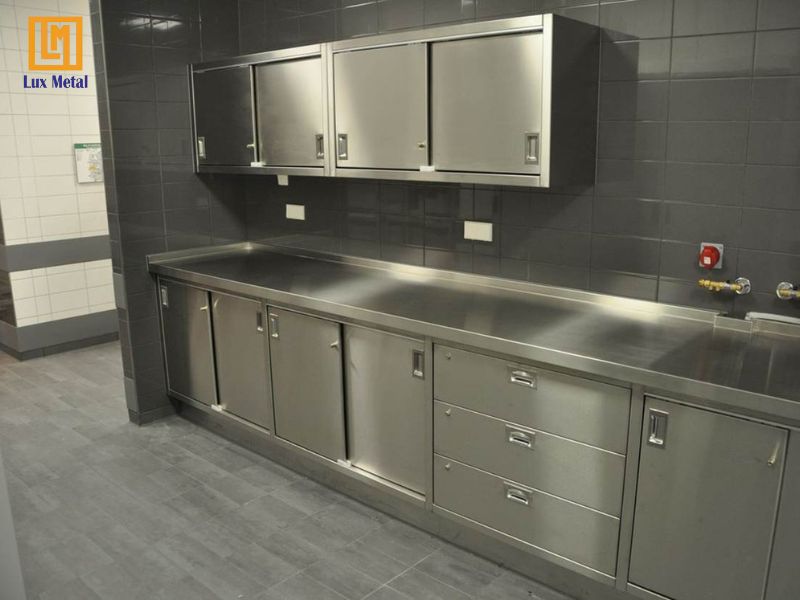 Tấm inox xước ứng dụng trong đồ dùng nhà bếp hiện đại