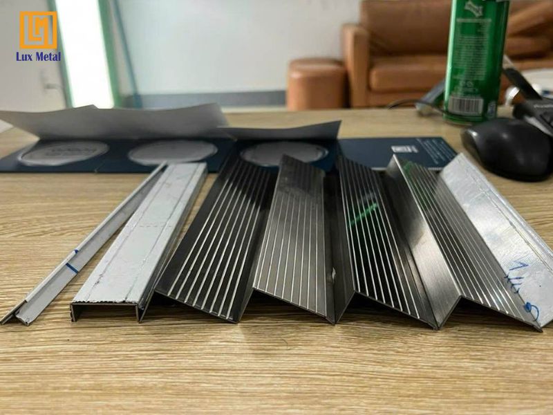 Lux Metal chuyên cung cấp nẹp inox 304 chống trơn cầu thang chính hãng