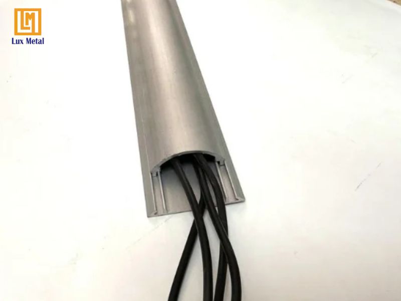 Nẹp bán Nguyệt Inox Nẹp bán nguyệt inox bảo vệ hệ thống điện công nghiệp hiệu quả
