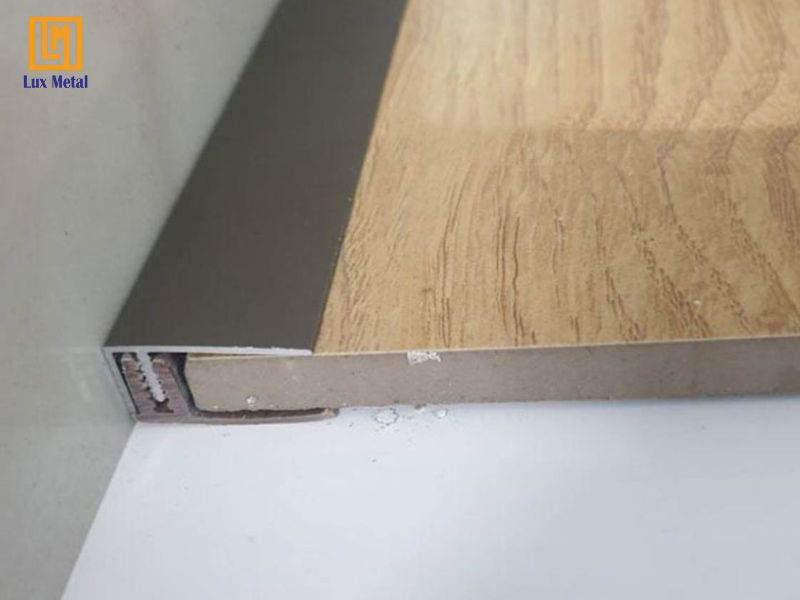 Nẹp Inox Sàn Gỗ Nẹp F inox dùng để kết thúc sàn gỗ tại vị trí tiếp giáp tường