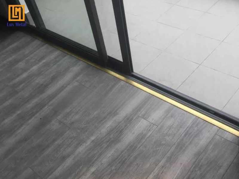 Nẹp Inox Sàn Gỗ Nẹp inox bảo vệ góc cạnh sàn gỗ khỏi va đập và mài mòn