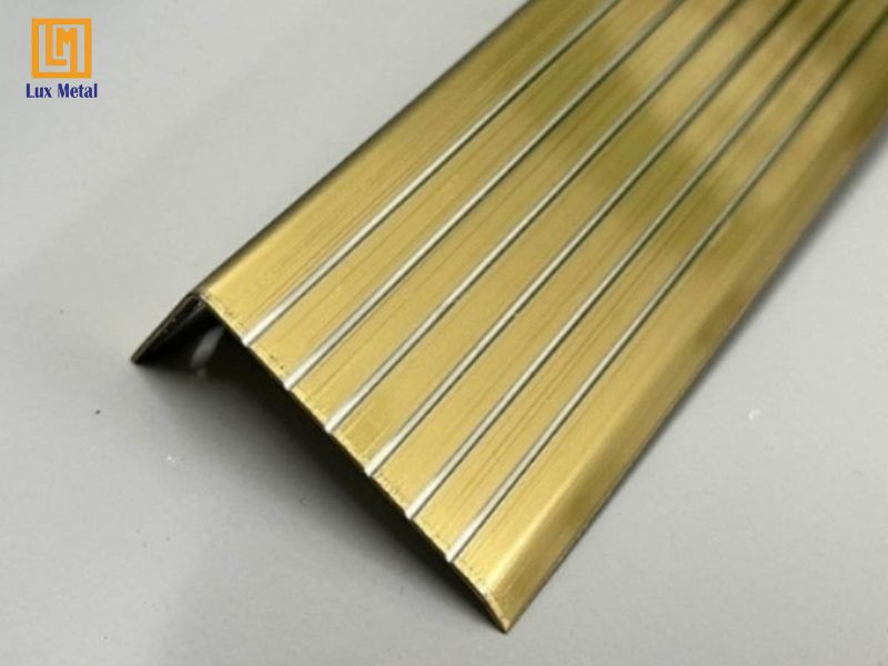 Nẹp inox chống trơn cầu thang chữ l