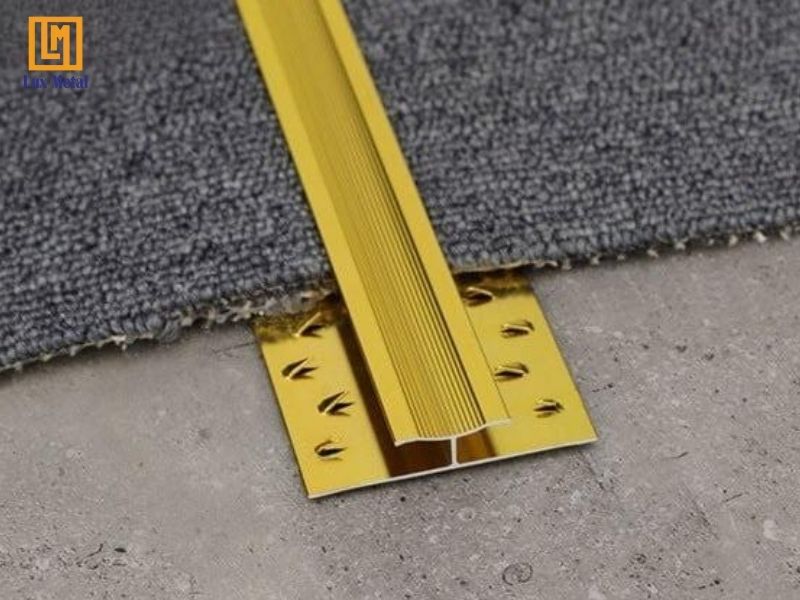 Nẹp Inox Chặn Thảm Nẹp inox gắn thảm làm từ inox bền bỉ, bề mặt sáng bóng