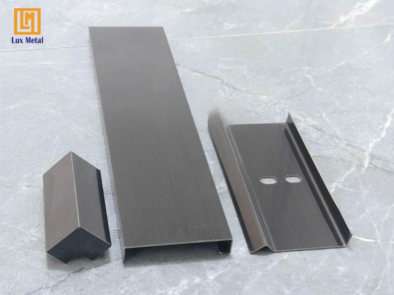 Nẹp inox len chân tường âm mẫu 5