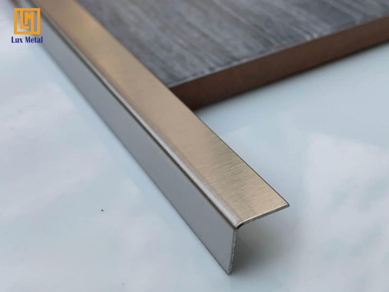 Nẹp Inox Sàn Gỗ Nẹp inox chữ V bảo vệ góc cạnh sàn gỗ tại các vị trí góc vuông