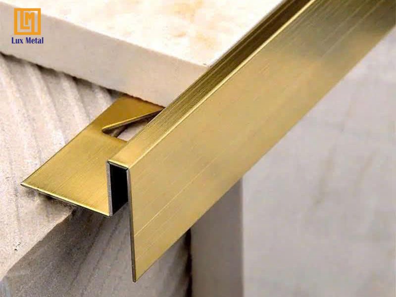 Nẹp inox góc vuông 1 cạnh lỗ tam giác