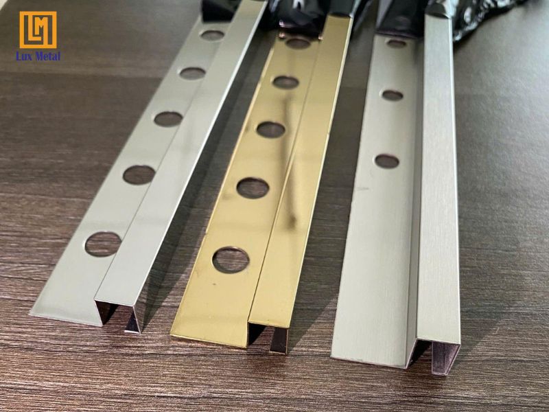Nẹp inox góc vuông 1 cạnh lỗ tròn