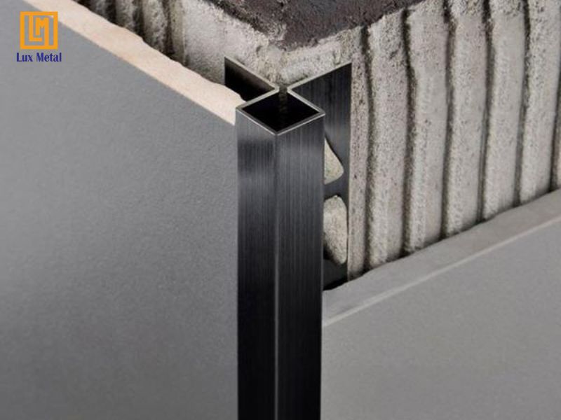 Nẹp inox góc vuông 2 cánh lỗ tam giác