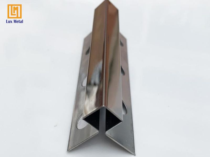 Nẹp inox góc vuông 2 cánh lỗ tròn