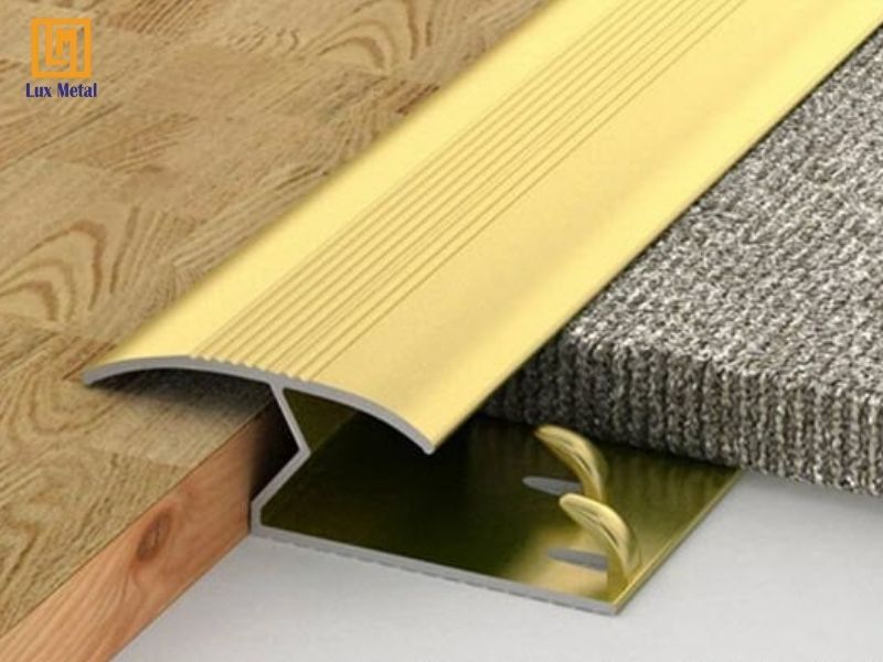 Nẹp Inox Chặn Thảm Nẹp inox kết thúc giúp tạo sự liền mạch giữa thảm và sàn gỗ