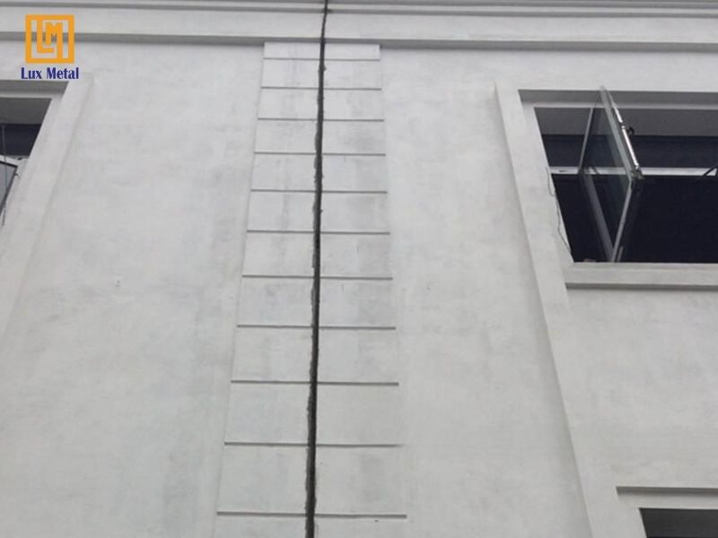 Nẹp inox khe lún lắp đặt tại vị trí tiếp giáp giữa hai khối công trình