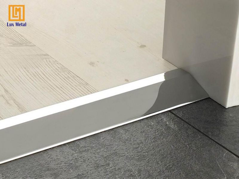 Nẹp Inox Sàn Gỗ Nẹp inox lắp đặt tại vị trí chênh cốt giữa sàn gỗ và sàn gạch