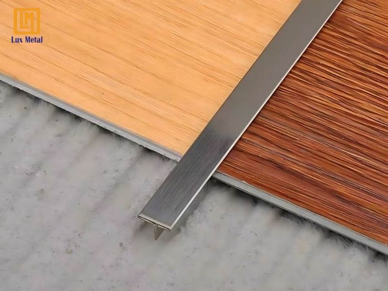 Nẹp inox chữ T giúp xử lý khe nối giữa các vật liệu khác nhau