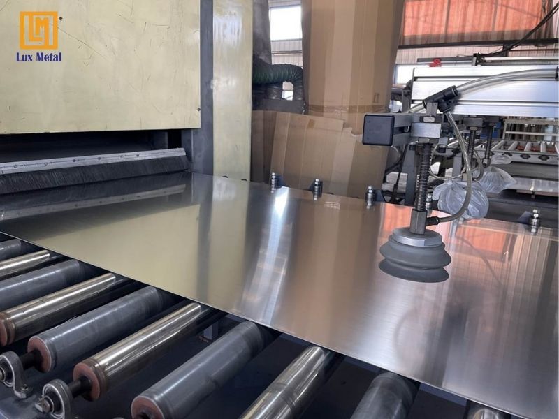 Quy trình sản xuất và đánh bóng tấm inox xước