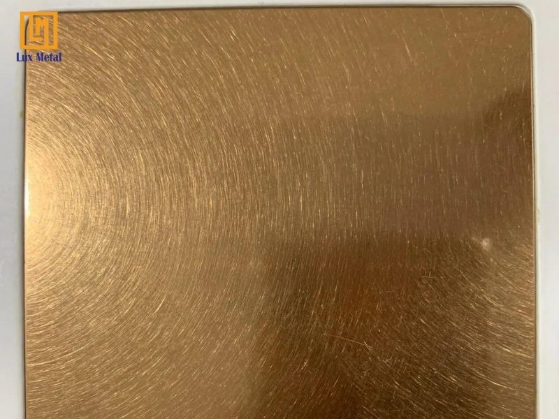 Tấm inox có các đường xước nhỏ giống sợi tóc rối đan xen