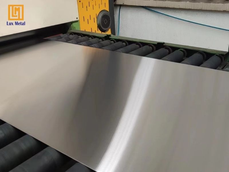 Tấm inox sus 304 có bề mặt sáng bóng và độ bền cao