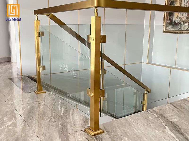 Dịch vụ gia công inox mạ vàng uy tín, chất lượng tại TPHCM Cầu thang inox mạ vàng kết hợp kính sang trọng