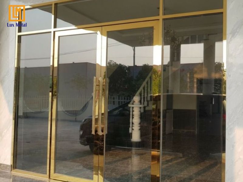 Dịch vụ gia công inox mạ vàng uy tín, chất lượng tại TPHCM Cửa inox mạ vàng kết hợp kính cường lực hiện đại