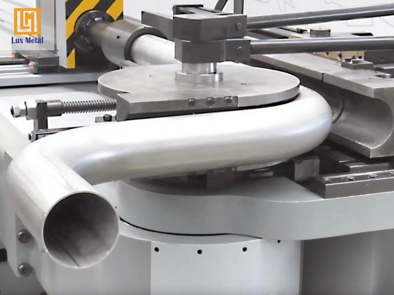 Dịch vụ gia công uốn inox theo yêu cầu tại TPHCM Gia công uốn inox sử dụng máy CNC hiện đại tạo góc uốn chính xác