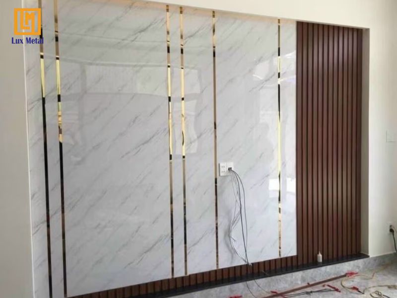 Hướng dẫn 7 bước thi công nẹp inox trang trí & 3 lỗi thường gặp Hoàn thiện thi công dán nẹp la inox vàng gương lên tường