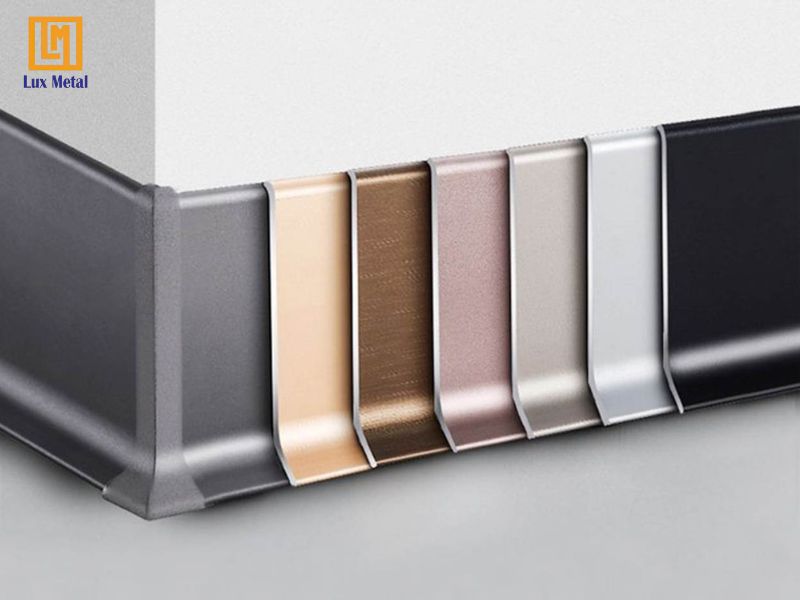 Hướng dẫn 7 bước thi công nẹp inox trang trí & 3 lỗi thường gặp Nẹp inox len chân tường bảo vệ vị trí tiếp giáp sàn và tường